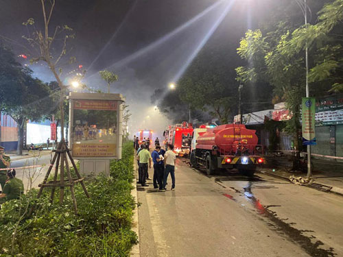 Nhiều ngôi nhà tạm trên đường Lạc Long Quân (Hà Nội) bị thiêu rụi sau vụ cháy lớn