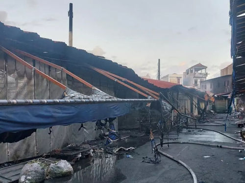 Chợ cháy ngùn ngụt trong đêm phải điều động hơn 100 cán bộ, chiến sỹ